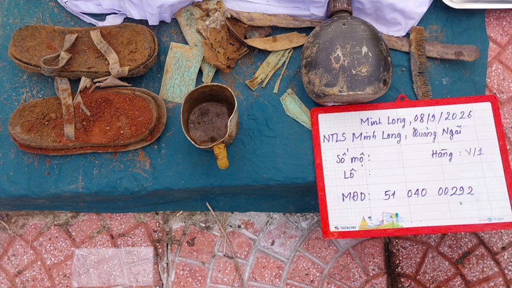 Cây bút khắc tên “Ngô Sỹ Nghĩa” và những di vật trong mộ liệt sĩ - ảnh 3