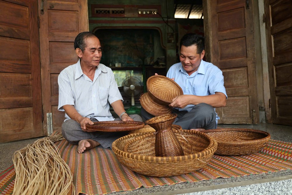 Đôi tay giữ nghề, giữ hồn văn hóa Hrê - ảnh 1