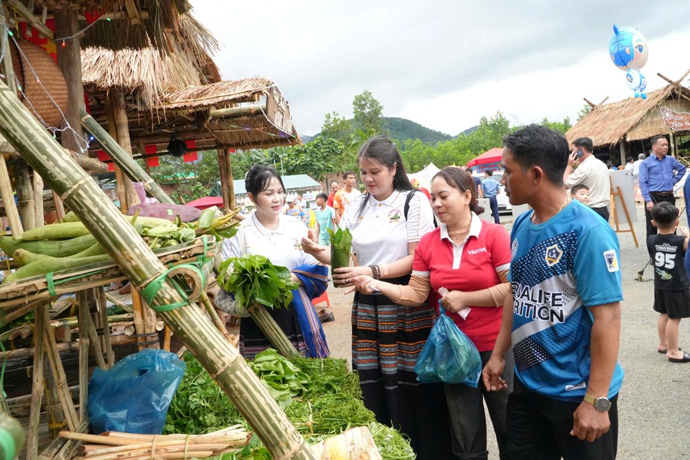 Ba Vì đưa nông sản vùng cao vào chợ phiên, kết nối với du lịch - ảnh 2