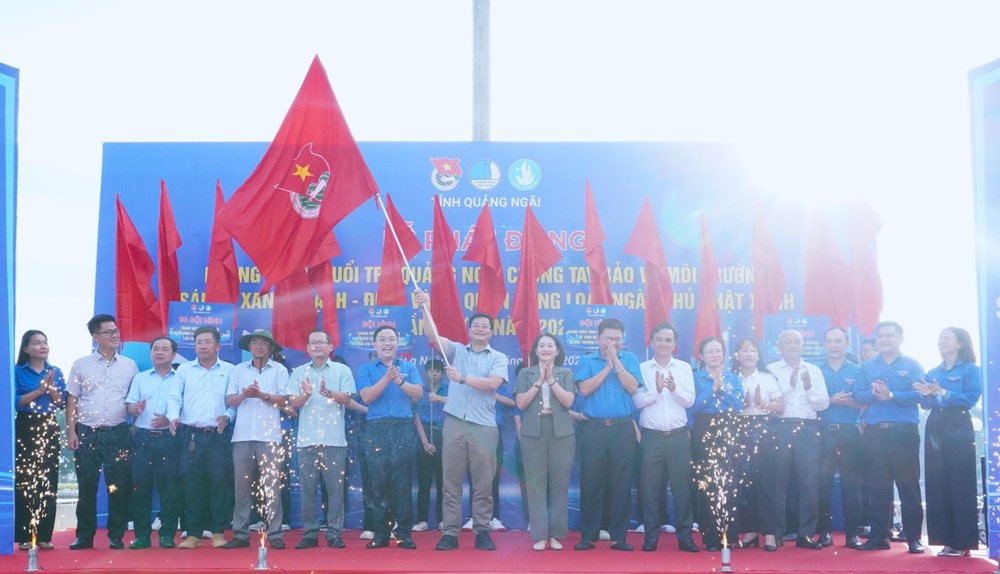 “Áo xanh” Quảng Ngãi chung tay làm sạch môi trường - ảnh 1