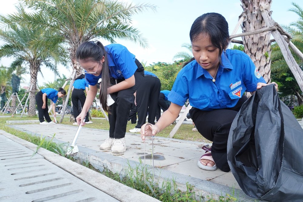 “Áo xanh” Quảng Ngãi chung tay làm sạch môi trường - ảnh 5