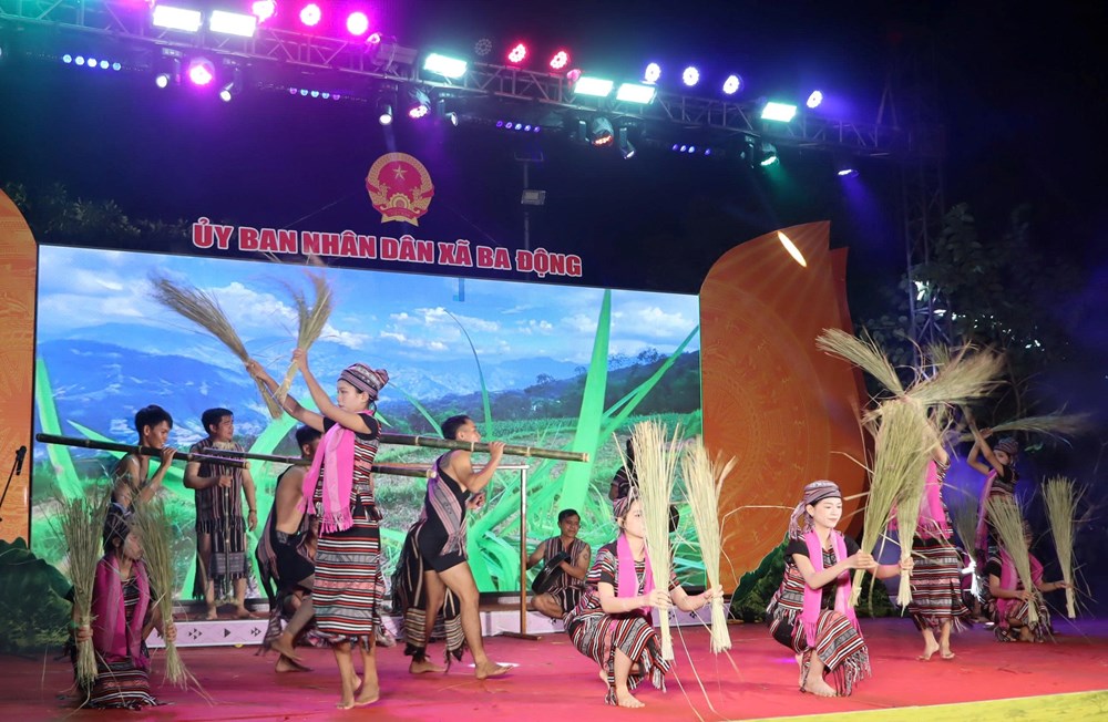 Trao “chìa khóa” văn hóa Hrê cho thể hệ trẻ - ảnh 4