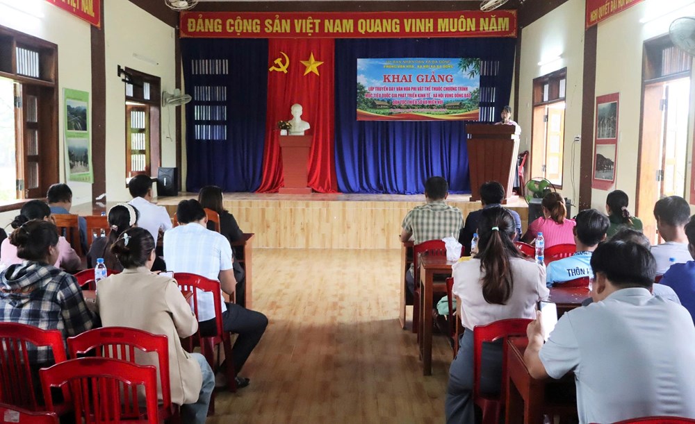 Trao “chìa khóa” văn hóa Hrê cho thể hệ trẻ - ảnh 1