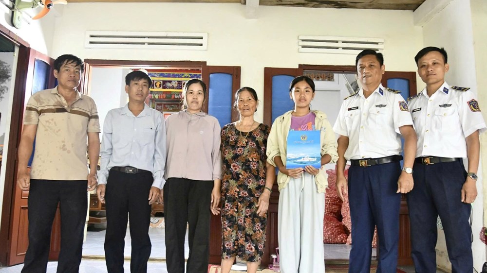 Tiếp sức học sinh khó khăn trên đảo Lý Sơn - ảnh 2