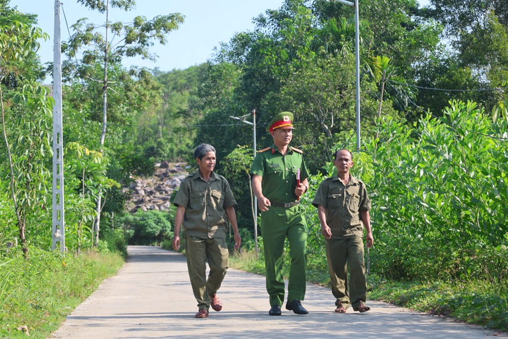 Hóa giải nghi kỵ, giữ bình yên làng bản - ảnh 5
