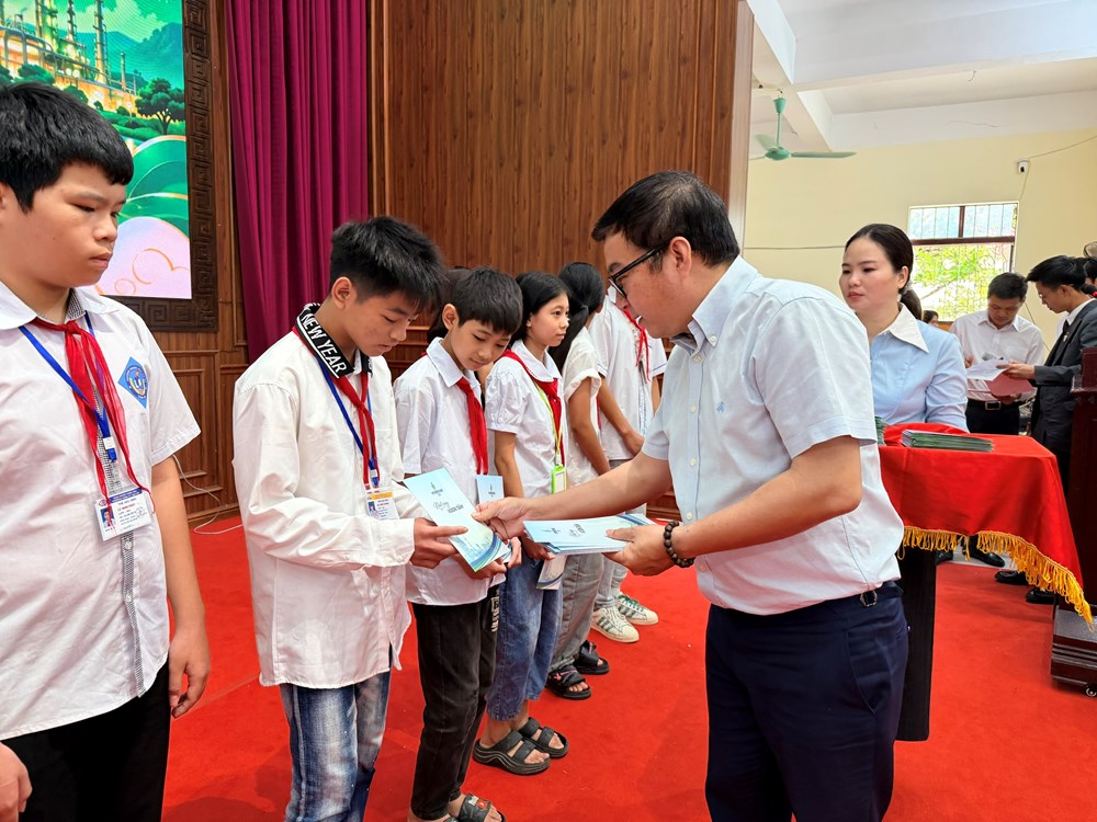 BSR trao yêu thương, thắp sáng ước mơ mùa Trung thu - ảnh 1