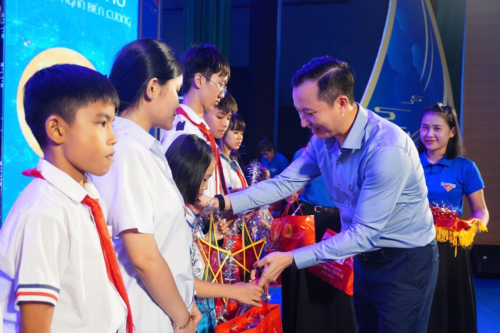 BSR trao yêu thương, thắp sáng ước mơ mùa Trung thu - ảnh 3