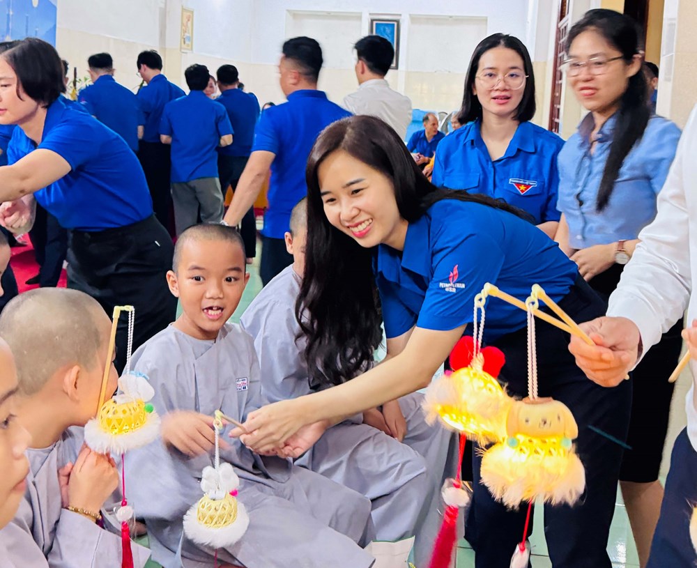 BSR trao yêu thương, thắp sáng ước mơ mùa Trung thu - ảnh 6