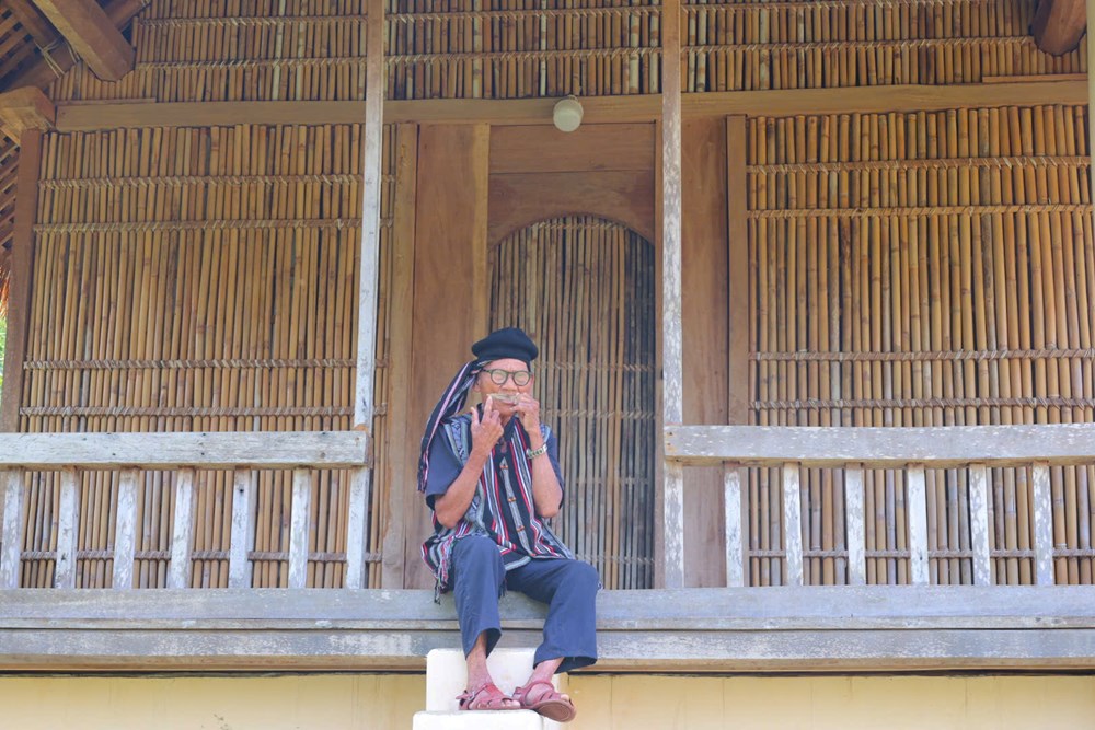 Tiếng đàn Ra ngói kể chuyện tình người Hrê - ảnh 1