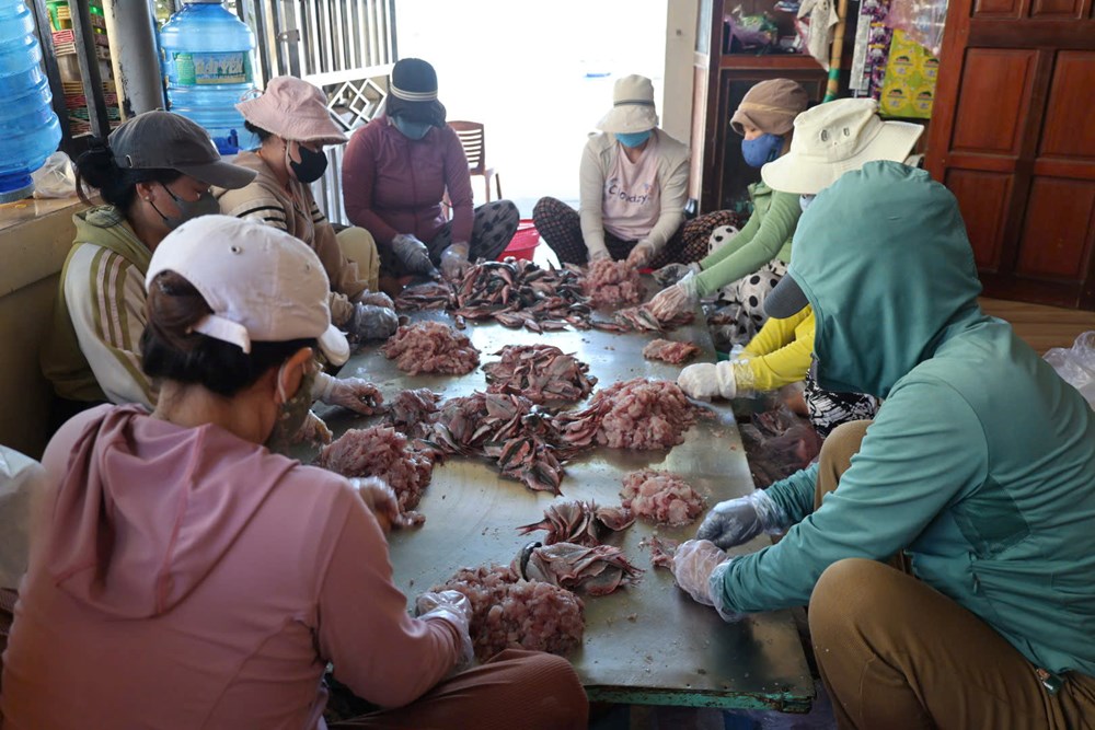 Quảng Ngãi: Nghề làm chả cá mở thêm sinh kế cho người dân Lý Sơn - ảnh 1