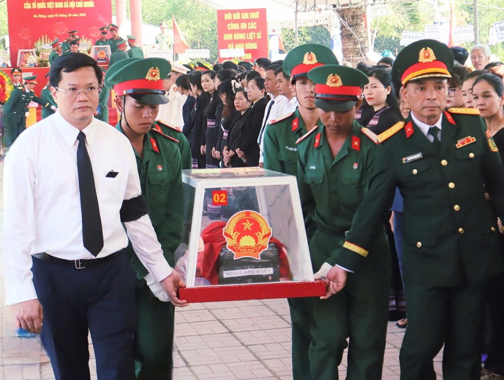 Quảng Ngãi truy điệu, tiễn đưa 12 liệt sĩ về nơi an nghỉ - ảnh 5