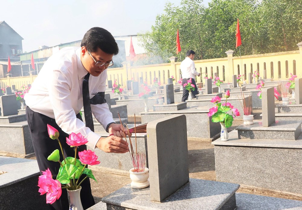 Quảng Ngãi truy điệu, tiễn đưa 12 liệt sĩ về nơi an nghỉ - ảnh 6