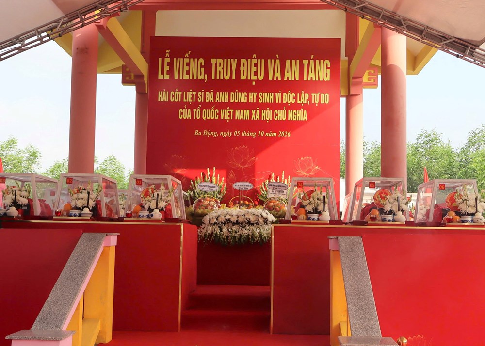 Quảng Ngãi truy điệu, tiễn đưa 12 liệt sĩ về nơi an nghỉ - ảnh 2
