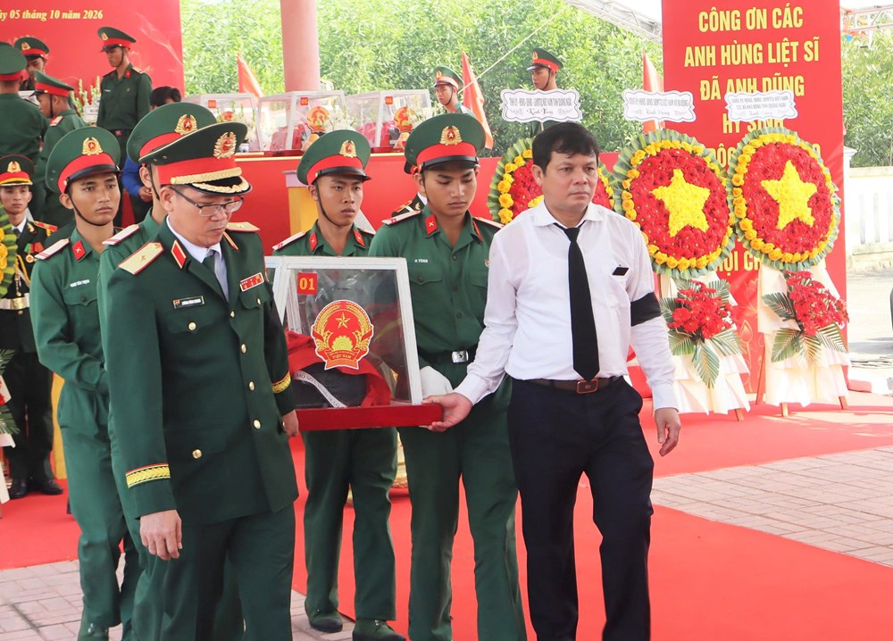 Quảng Ngãi truy điệu, tiễn đưa 12 liệt sĩ về nơi an nghỉ - ảnh 4