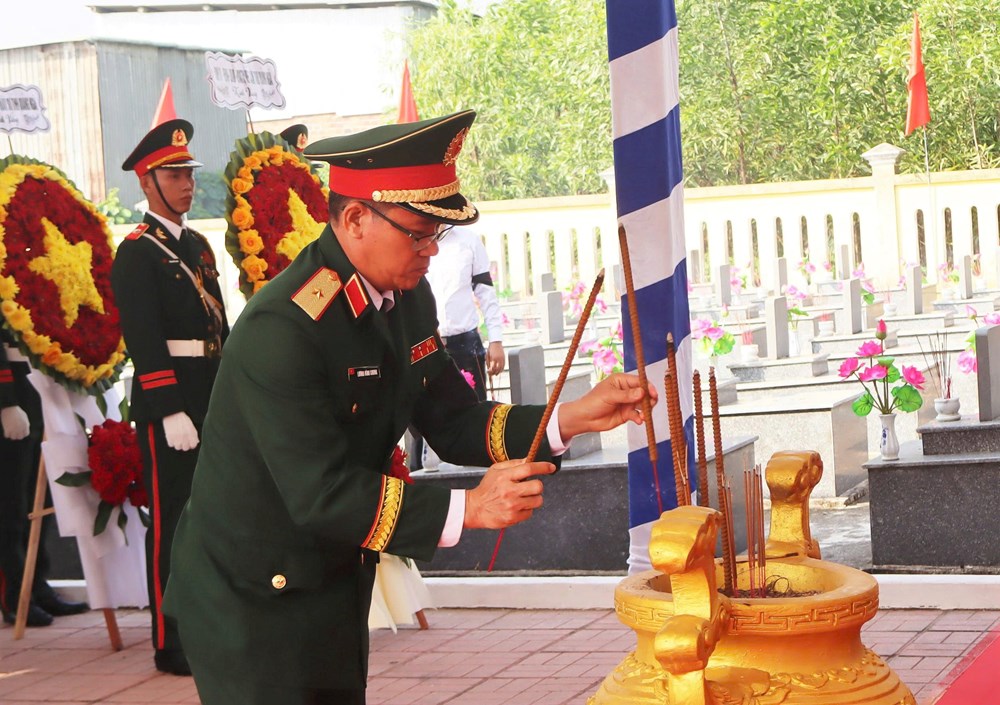 Quảng Ngãi truy điệu, tiễn đưa 12 liệt sĩ về nơi an nghỉ - ảnh 3