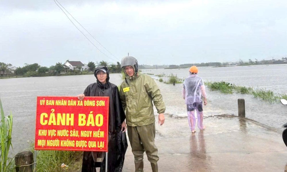 Mưa lớn gây ngập nhiều khu dân cư ở Quảng Ngãi - ảnh 6