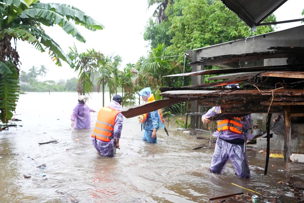 Mưa lớn gây ngập nhiều khu dân cư ở Quảng Ngãi - ảnh 2