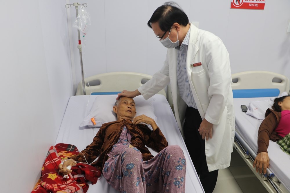 55 người nhập viện nghi ngộ độc bánh mì, cơ quan chức năng khẩn trương tìm nguyên nhân - ảnh 1