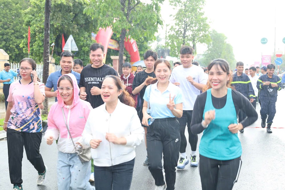 Hơn 2.000 người ở Quảng Ngãi hưởng ứng phong trào rèn luyện thể thao - ảnh 4