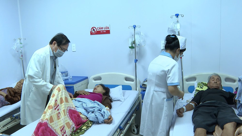 Quảng Ngãi chỉ đạo khẩn sau vụ nghi ngộ độc bánh mì, 135 bệnh nhân đang điều trị - ảnh 3