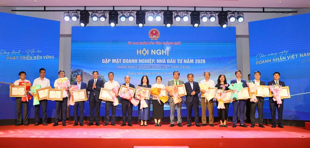 Quảng Ngãi khen thưởng doanh nghiệp tiêu biểu, cam kết tháo gỡ khó khăn - ảnh 1