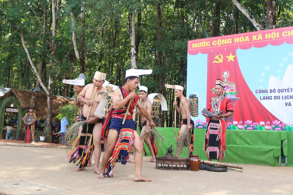 Để văn hóa truyền thống sống mãi trong cộng đồng - ảnh 4