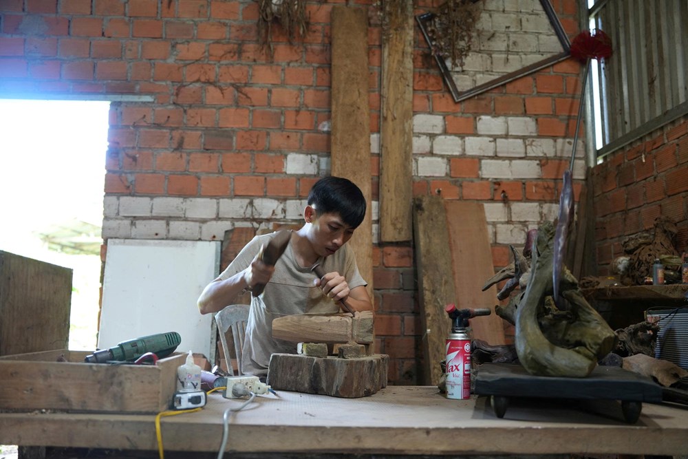 Người trẻ đưa hoa văn Hrê vào những tác phẩm mỹ nghệ từ gỗ - ảnh 3