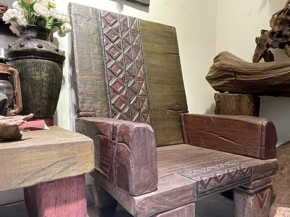 Người trẻ đưa hoa văn Hrê vào những tác phẩm mỹ nghệ từ gỗ - ảnh 4
