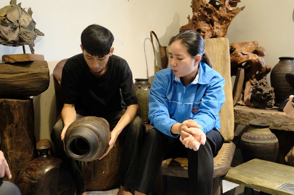 Người trẻ đưa hoa văn Hrê vào những tác phẩm mỹ nghệ từ gỗ - ảnh 5