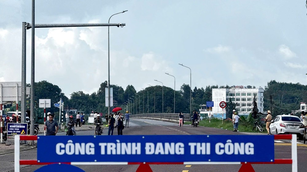 Cầu Trà Khúc 1 chính thức đóng sau hơn 60 năm gắn bó với người dân Quảng Ngãi - ảnh 1