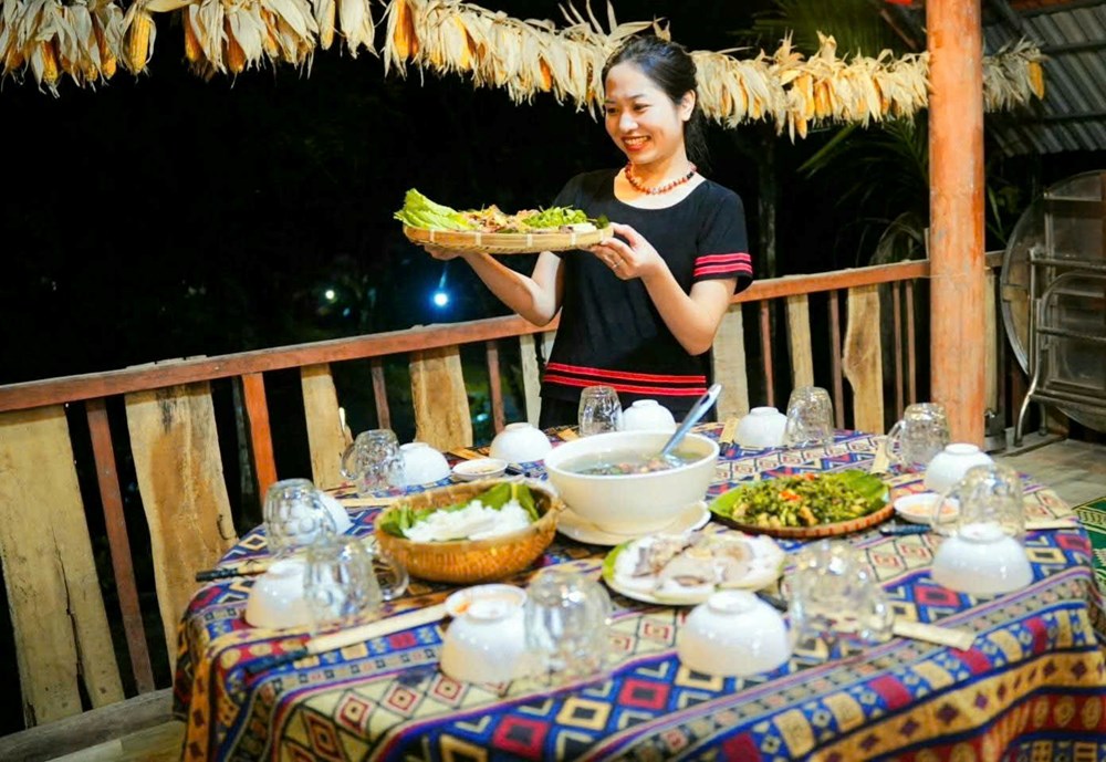 Người trẻ đánh thức văn hoá Hrê từ mô hình khởi nghiệp bản địa - ảnh 1