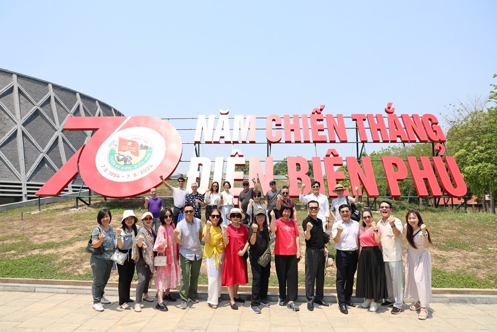 Nghệ sĩ điện ảnh giao lưu với chiến sĩ, học sinh tại TP. Điện Biên Phủ - ảnh 12