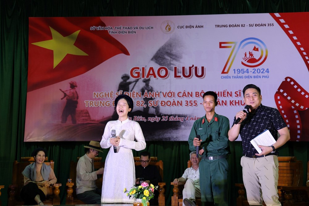Nghệ sĩ điện ảnh giao lưu với chiến sĩ, học sinh tại TP. Điện Biên Phủ - ảnh 4