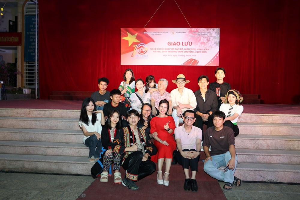 Nghệ sĩ điện ảnh giao lưu với chiến sĩ, học sinh tại TP. Điện Biên Phủ - ảnh 9