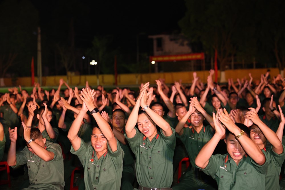 Nghệ sĩ điện ảnh giao lưu với chiến sĩ, học sinh tại TP. Điện Biên Phủ - ảnh 6