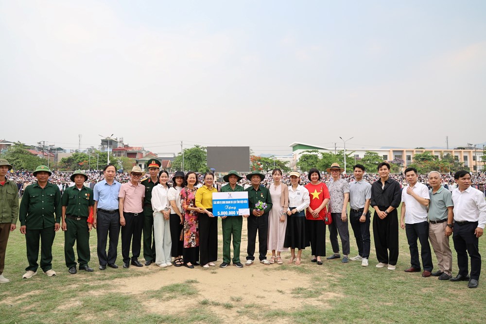 Nghệ sĩ điện ảnh giao lưu với chiến sĩ, học sinh tại TP. Điện Biên Phủ - ảnh 10
