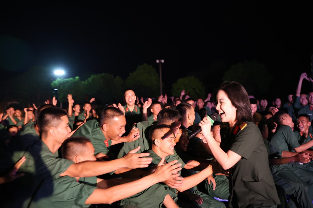 Nghệ sĩ điện ảnh giao lưu với chiến sĩ, học sinh tại TP. Điện Biên Phủ - ảnh 5