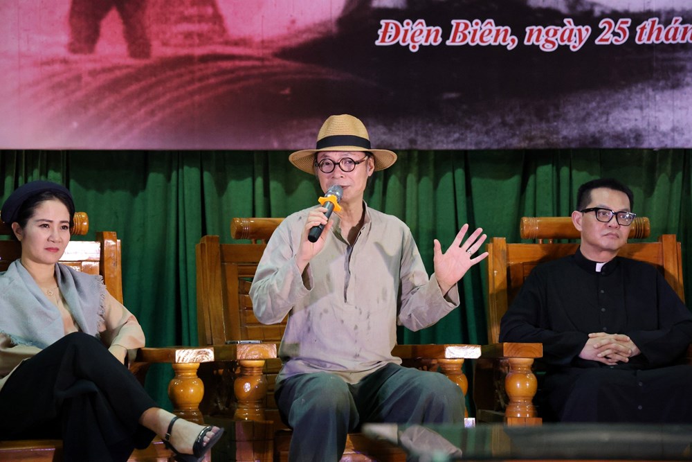 Nghệ sĩ điện ảnh giao lưu với chiến sĩ, học sinh tại TP. Điện Biên Phủ - ảnh 2