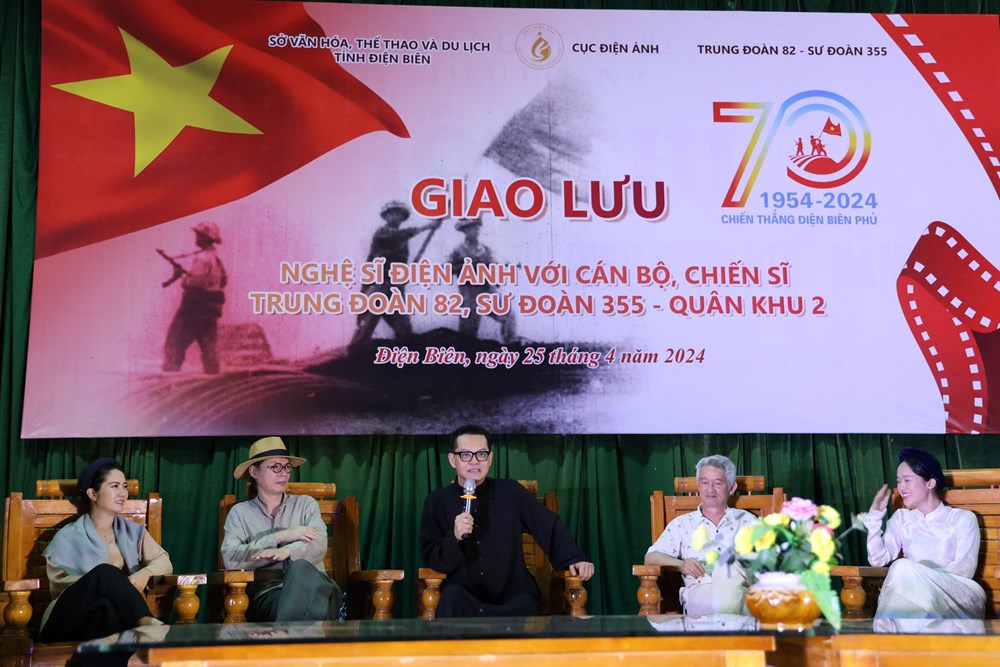 Nghệ sĩ điện ảnh giao lưu với chiến sĩ, học sinh tại TP. Điện Biên Phủ - ảnh 3