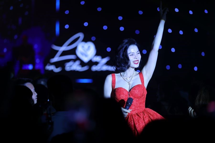 Lệ Quyên quyến rũ trong show diễn Love In The Cloud - ảnh 2
