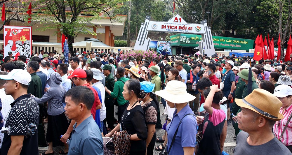 Đường phố Điện Biên Phủ tưng bừng trong ngày hội lớn - ảnh 13