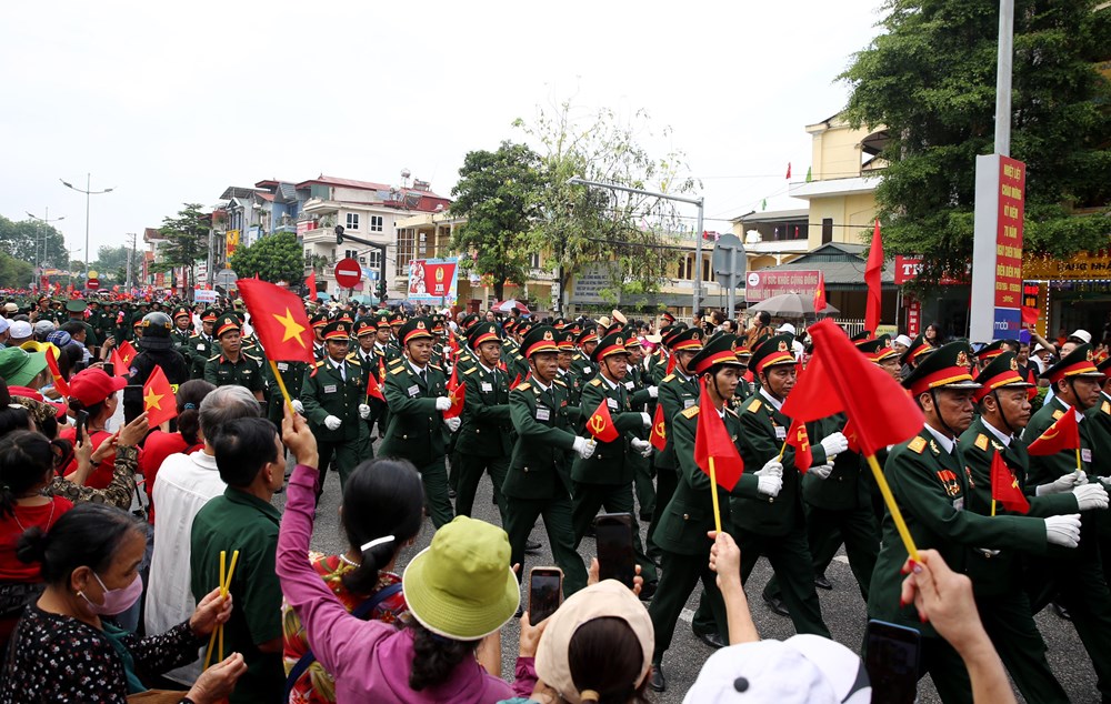 Đường phố Điện Biên Phủ tưng bừng trong ngày hội lớn - ảnh 16