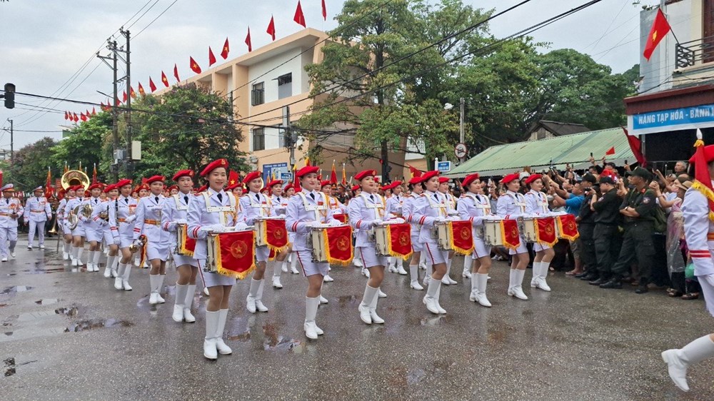 Đường phố Điện Biên Phủ tưng bừng trong ngày hội lớn - ảnh 2