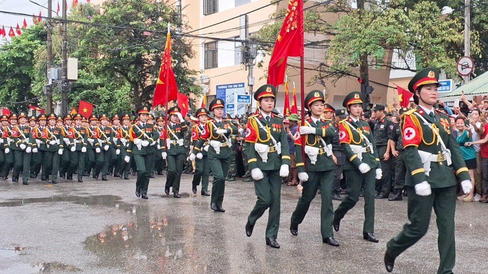 Đường phố Điện Biên Phủ tưng bừng trong ngày hội lớn - ảnh 6