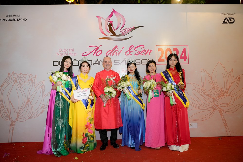 500 thí sinh tham gia Cuộc thi ảnh Người đẹp Áo dài và Sen Hà Nội 2024 - ảnh 2