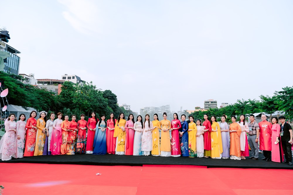 500 thí sinh tham gia Cuộc thi ảnh Người đẹp Áo dài và Sen Hà Nội 2024 - ảnh 3
