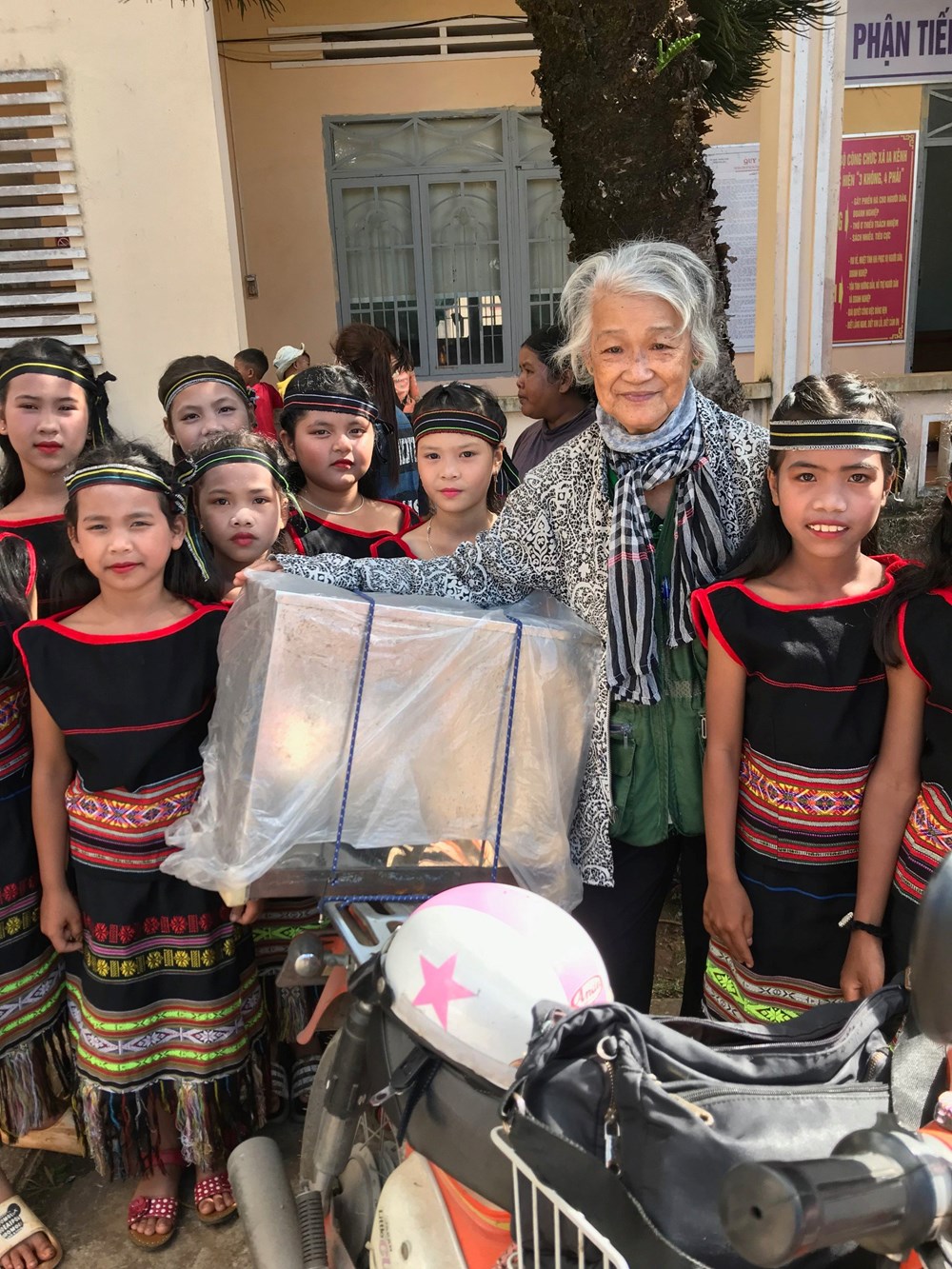Nữ họa sĩ 76 tuổi đi dọc đất nước vẽ Mẹ Việt Nam anh hùng - ảnh 5