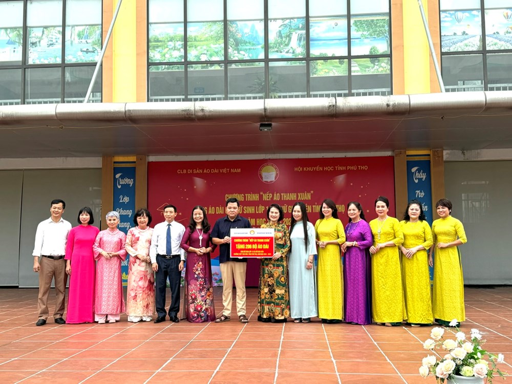 “Nếp áo thanh xuân” mang niềm vui đến với giáo viên và nữ sinh Trường THPT Tân Sơn - ảnh 1