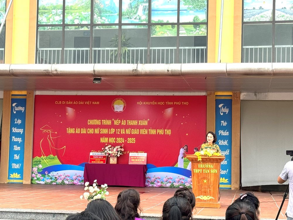 “Nếp áo thanh xuân” mang niềm vui đến với giáo viên và nữ sinh Trường THPT Tân Sơn - ảnh 2