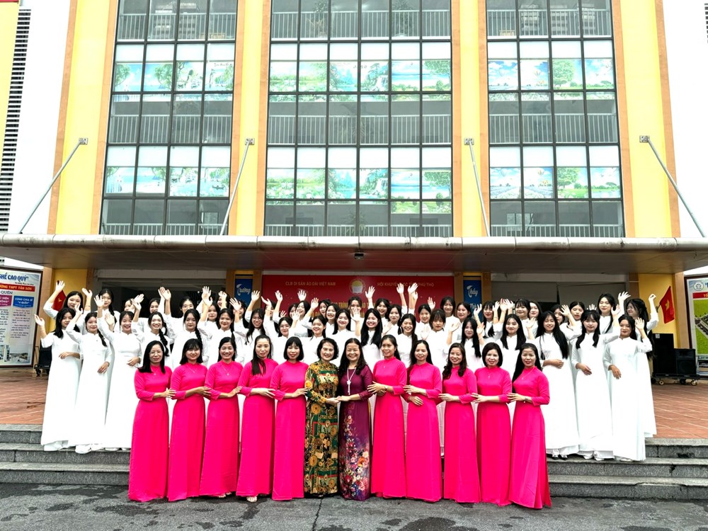 “Nếp áo thanh xuân” mang niềm vui đến với giáo viên và nữ sinh Trường THPT Tân Sơn - ảnh 4
